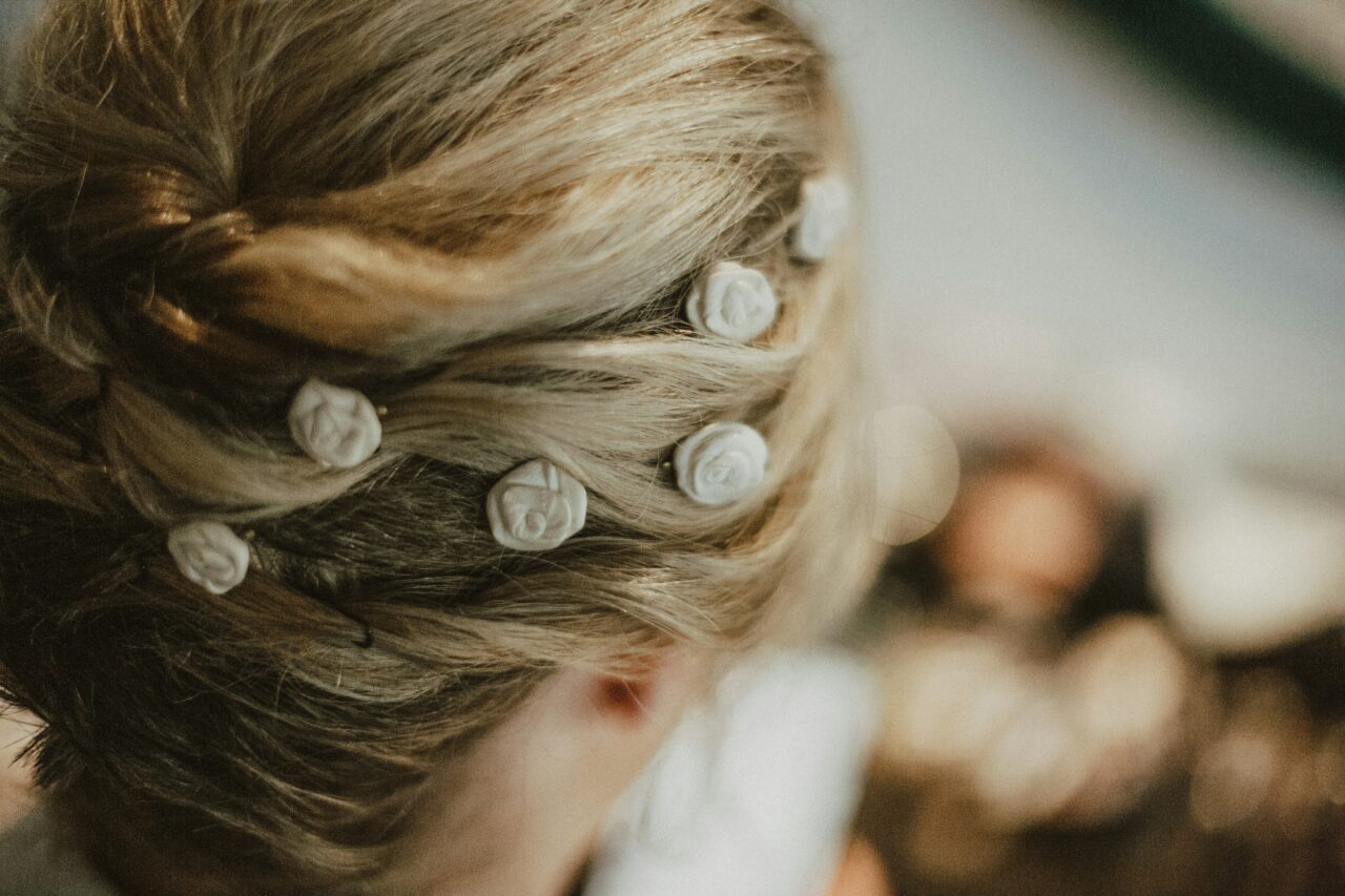 L'art des &eacute;pingles &agrave; cheveux discr&egrave;tes pour mariage